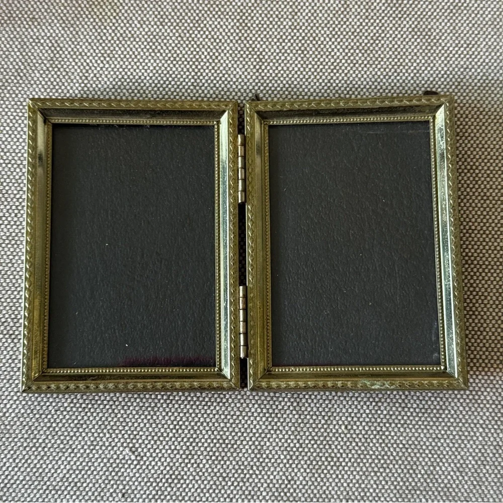 Vtg brass small double picture frame patina